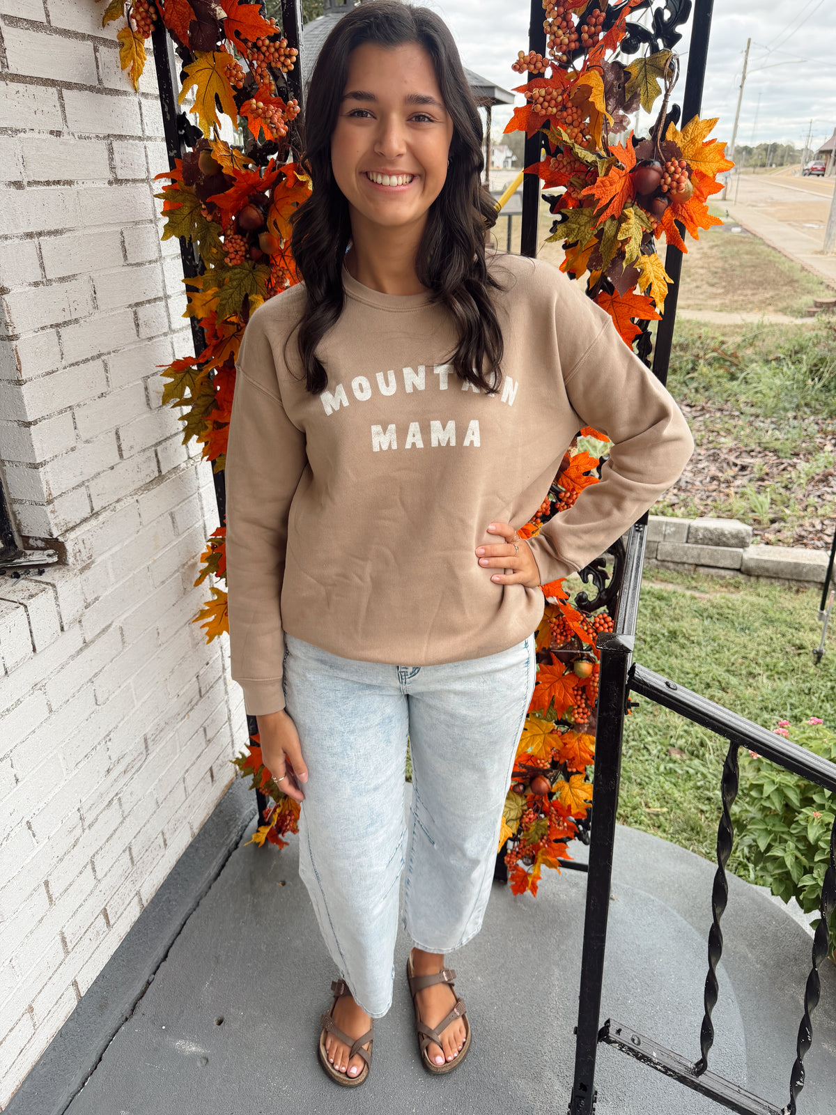 MOUNTAIN MAMA Graphic Sweatshirt